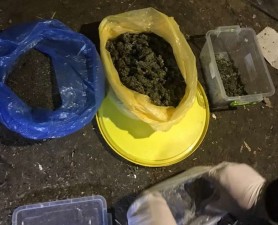 FOTO/VIDEO: Doi militari de la Armata Națională au fost reținuți în timp ce cumpărau droguri. Vânzătorii riscă 15 ani de pușcărie